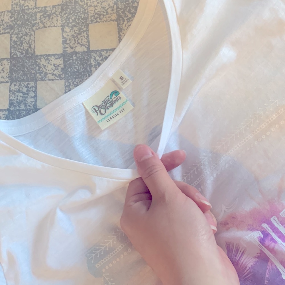 ๐ โLet the Sea Set You Freeโ Graphic Top ๐ - Picture 3 of 3